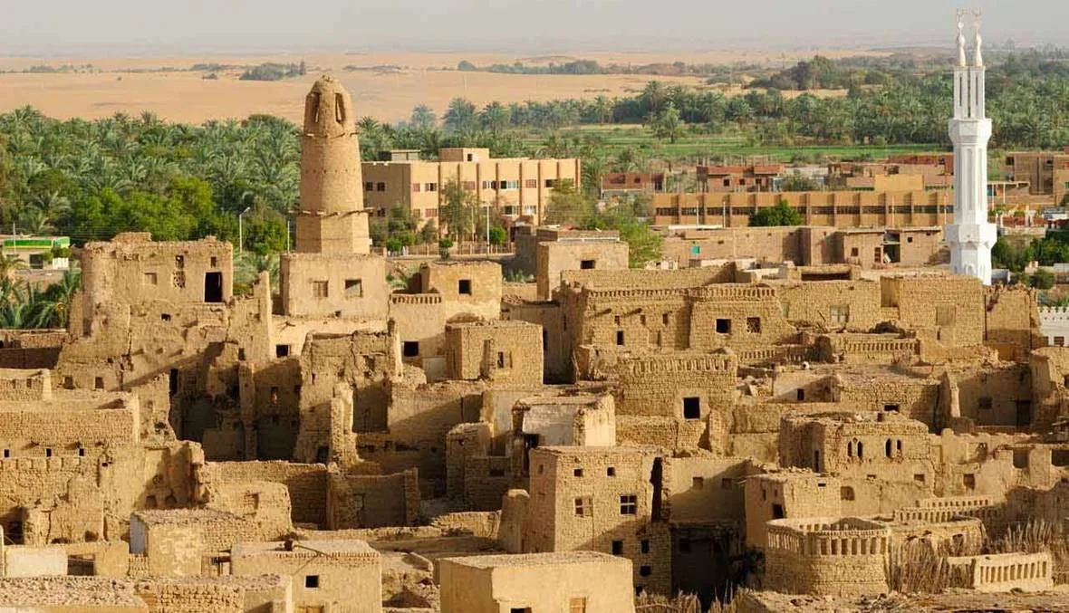 Main street scene in Dakhla Oasis